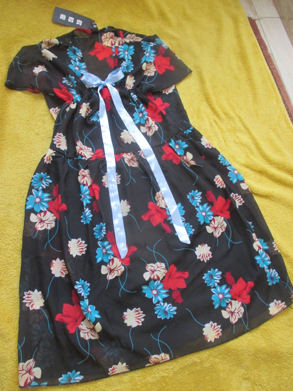 NEU mit ETIKETT * Blumen * Blüten * Flower- Power * Seiden- Chiffon * Retro- Look * Lolita * Baby- Doll * DESIGNER * Mini- Kleid mit Satin Schleife * Gr. 34- 36/ XS- S * schwarz * bunt *