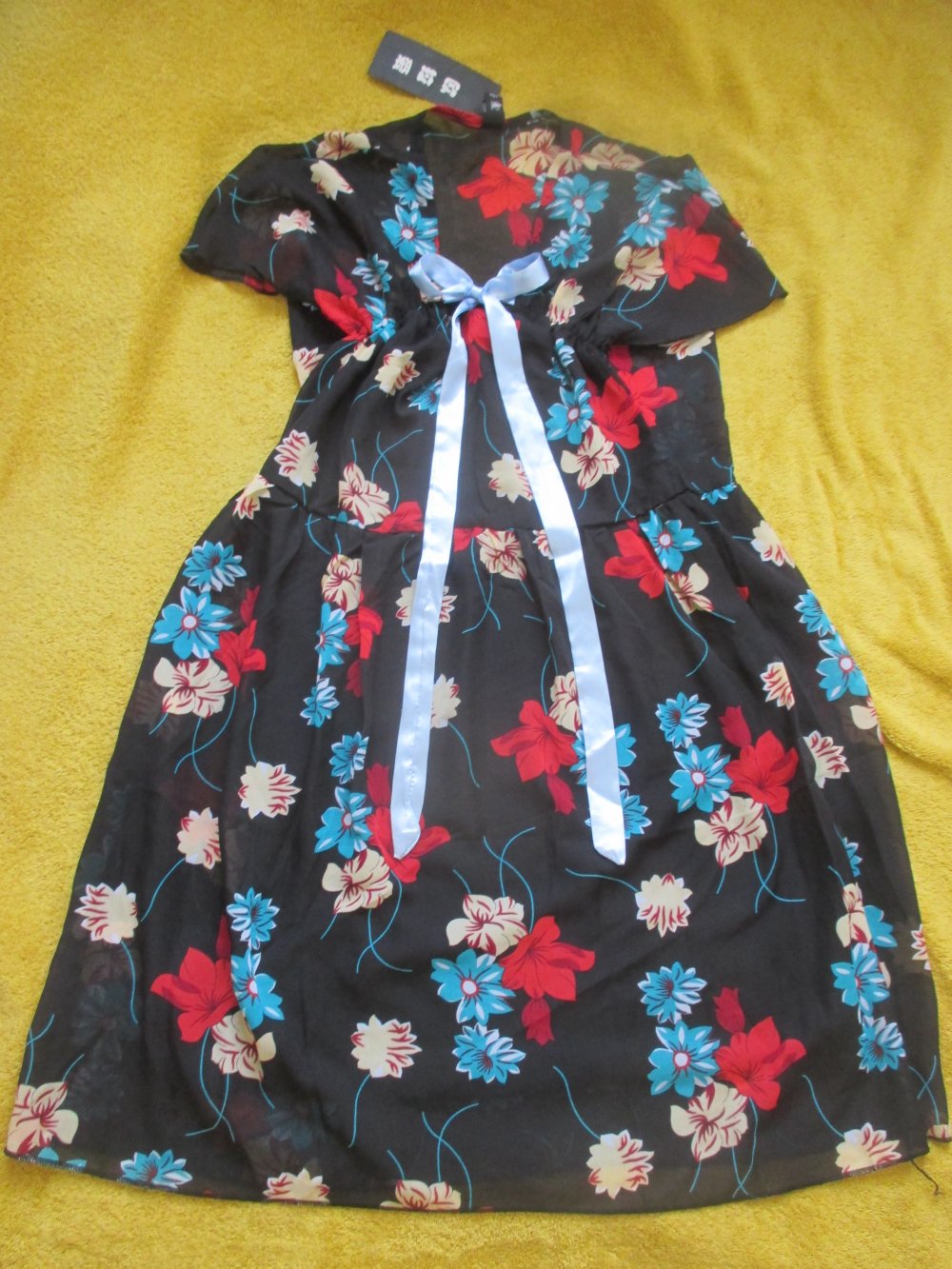 NEU mit ETIKETT * Blumen * Blüten * Flower- Power * Seiden- Chiffon * Retro- Look * Lolita * Baby- Doll * DESIGNER * Mini- Kleid mit Satin Schleife * Gr. 34- 36/ XS- S * schwarz * bunt *
