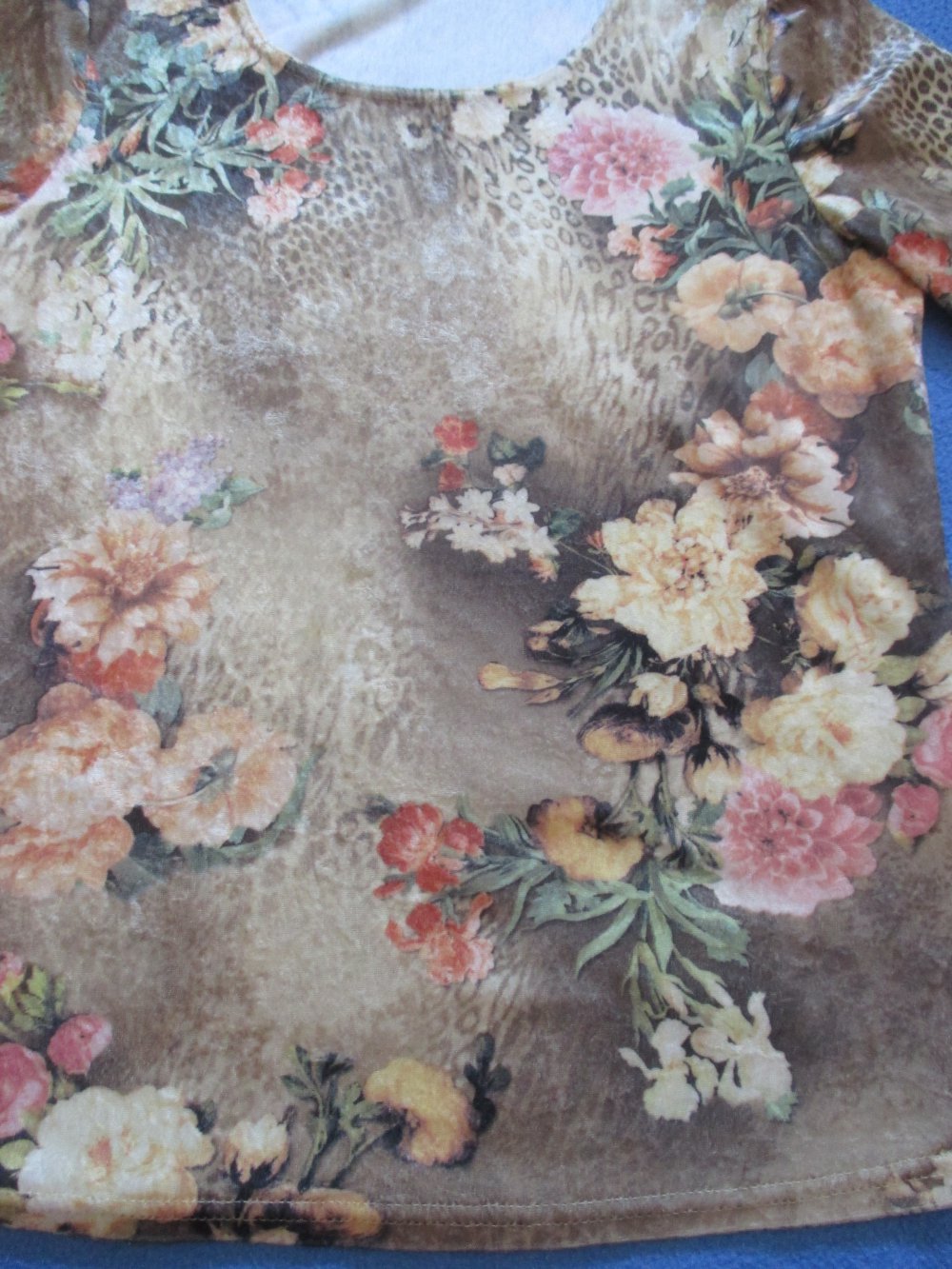 NEU mit Etikett * Animal * Leo * Rosen * Blumen * Blüten * Aquarell * Romantik * Schimmer * Velours * Samt * Nicki * T- Shirt 