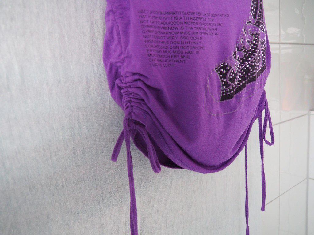 Lila Hänger T-Shirt mit Turnschuh