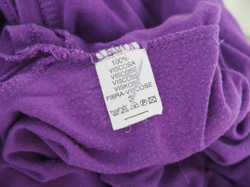 Lila Hänger T-Shirt mit Turnschuh