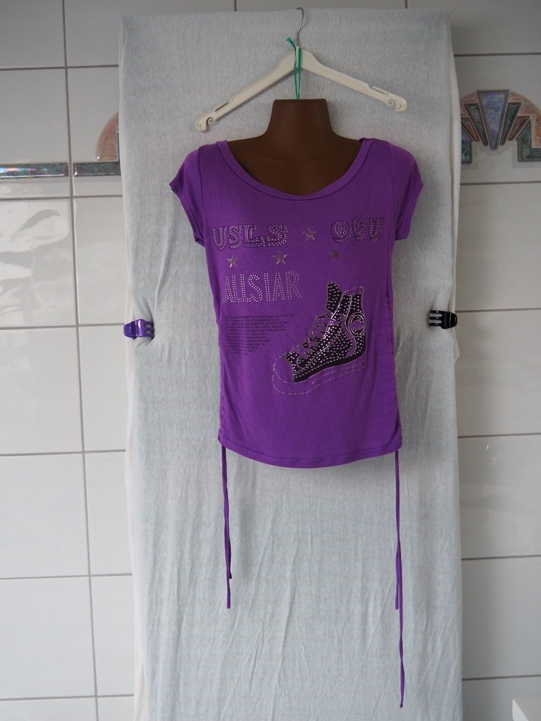 Lila Hänger T-Shirt mit Turnschuh