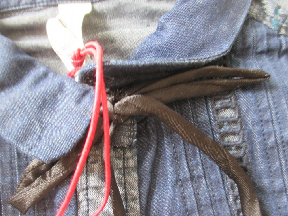 Fuga; Jeans- Indianer bluse, XS, neu mit Etikett, mit Biesen, abnehmbarer Schleife, goldfarbenen Knöpfen und folkloristischem Print