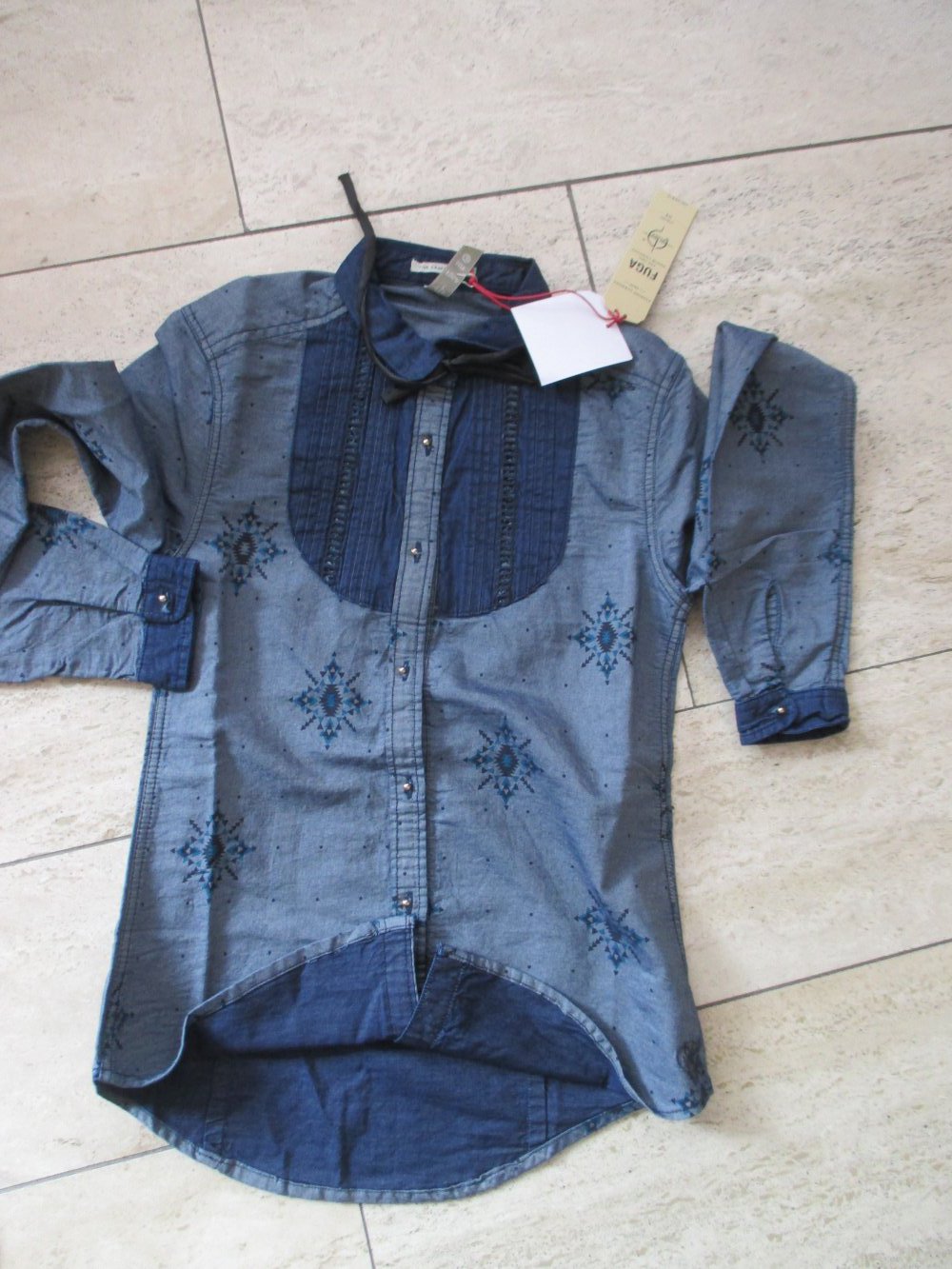 Fuga; Jeans- Indianer bluse, XS, neu mit Etikett, mit Biesen, abnehmbarer Schleife, goldfarbenen Knöpfen und folkloristischem Print