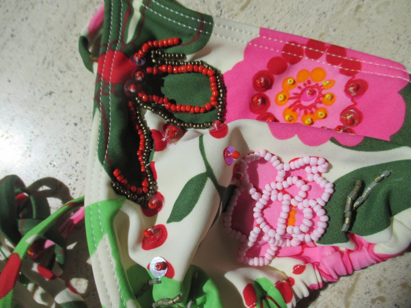 Bikini Oberteil, florales Muster mit Pailletten, rosa- grün, Gr. 36 / 38 , Cup A