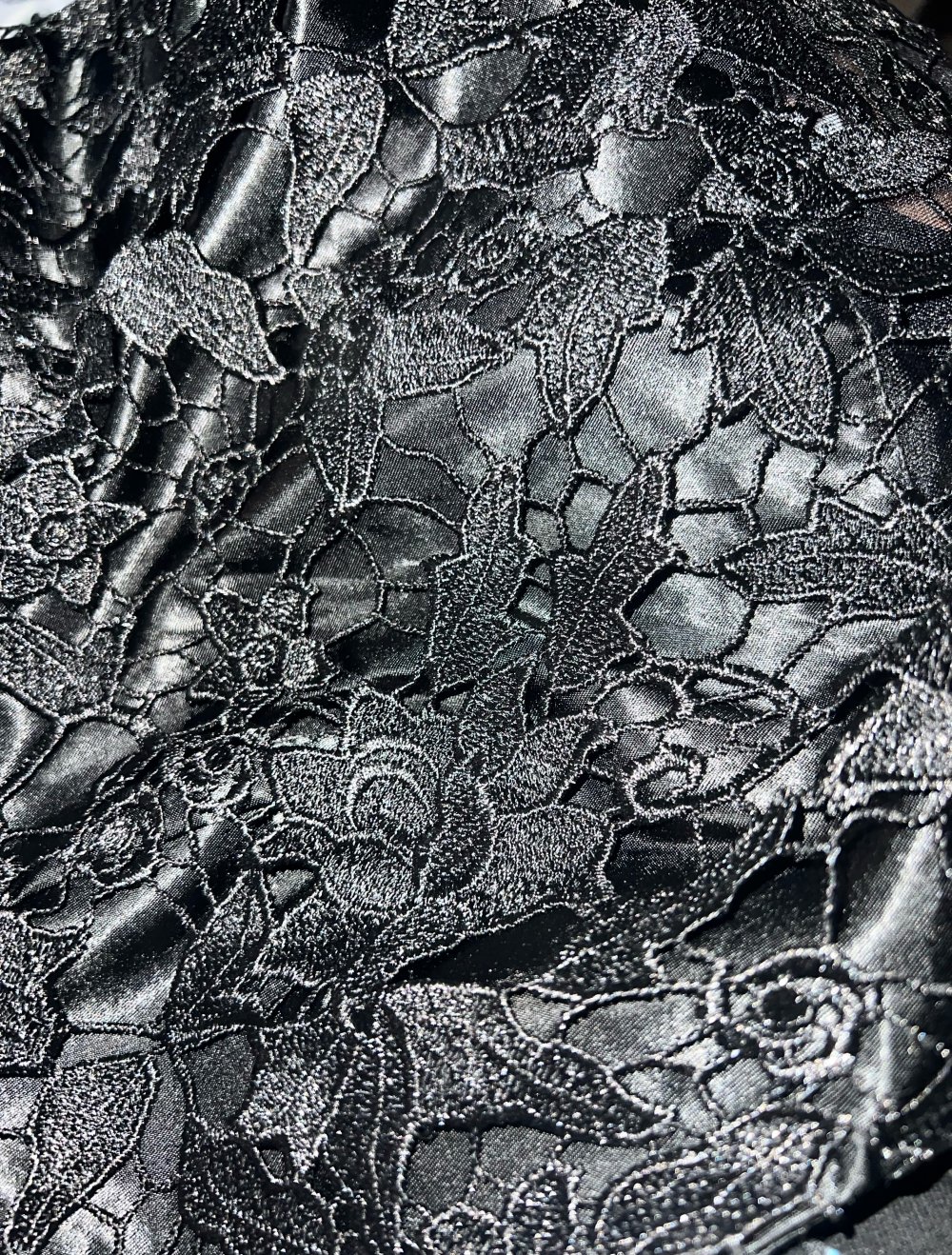 Abendkleid mit Stickerei in schwarz