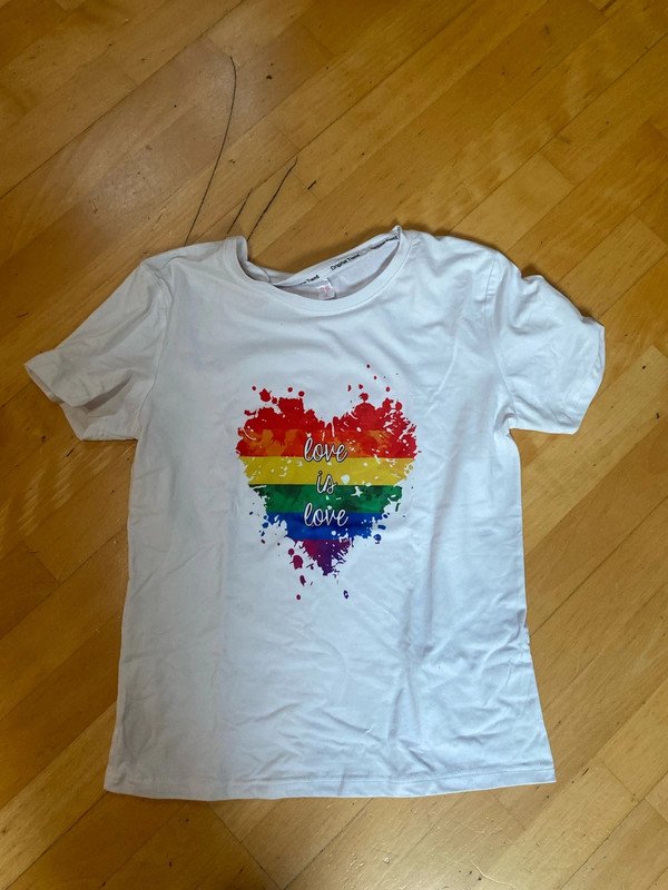 Love is Love Tshirt M