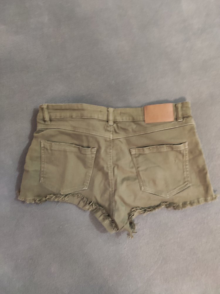Bershka Shorts 38 oliv