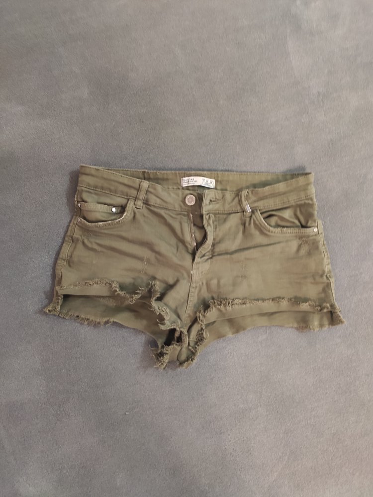 Bershka Shorts 38 oliv