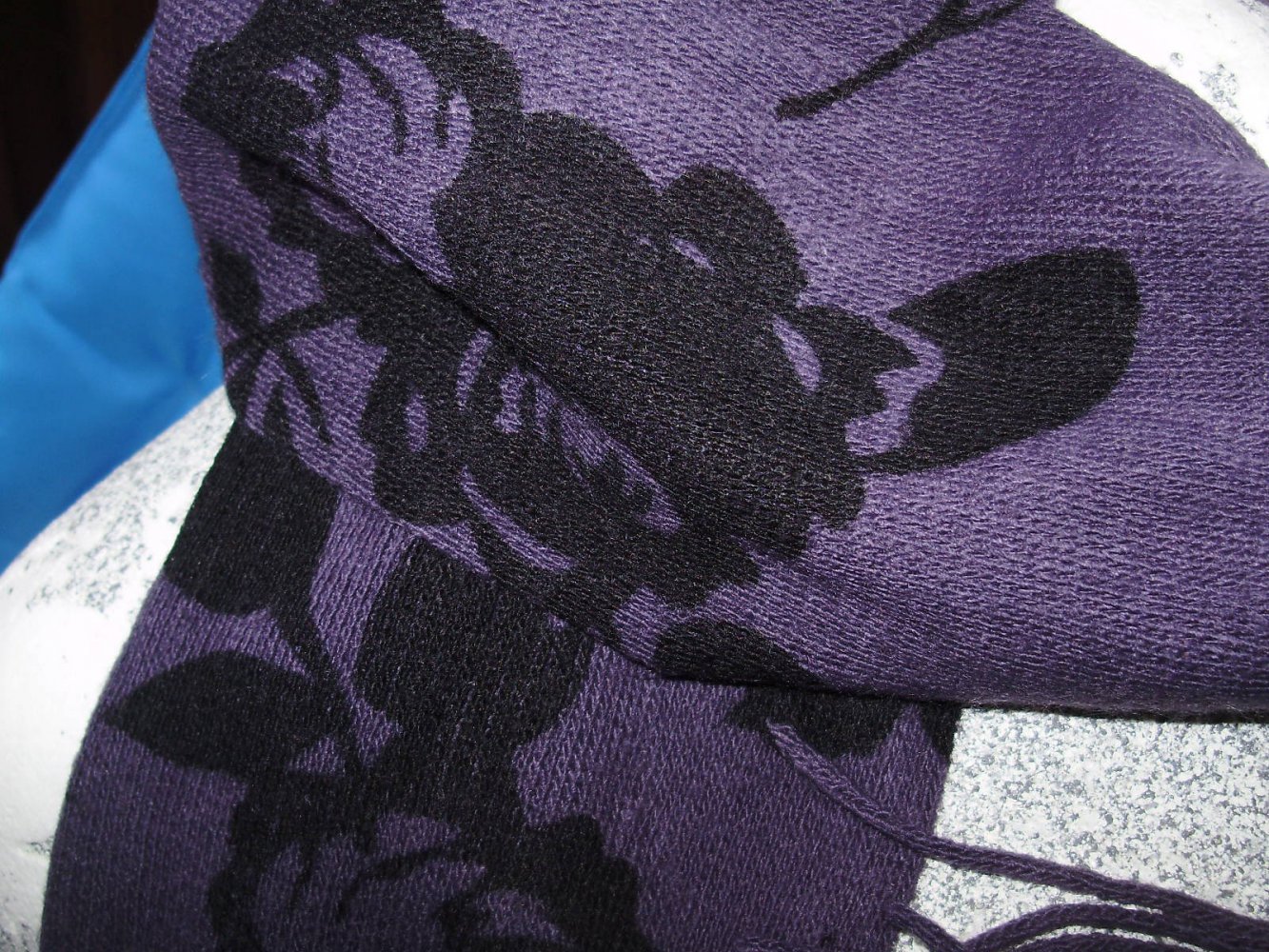 Ernstings Schal lila Rosen Fransen weich und kuschelig wie neu