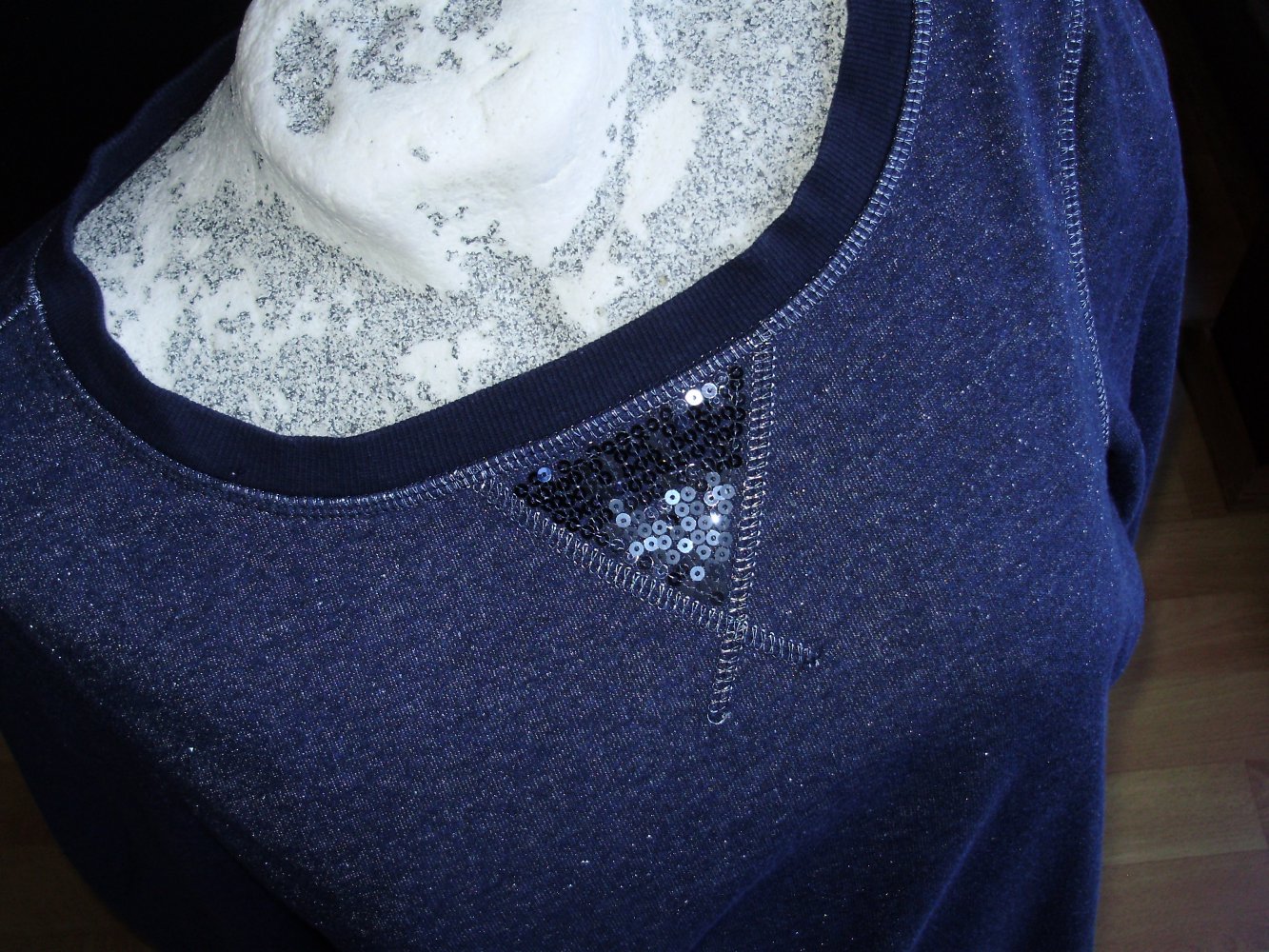 Body by Tchibo Sweat blau Paillettendreieck Gr 36 / 38