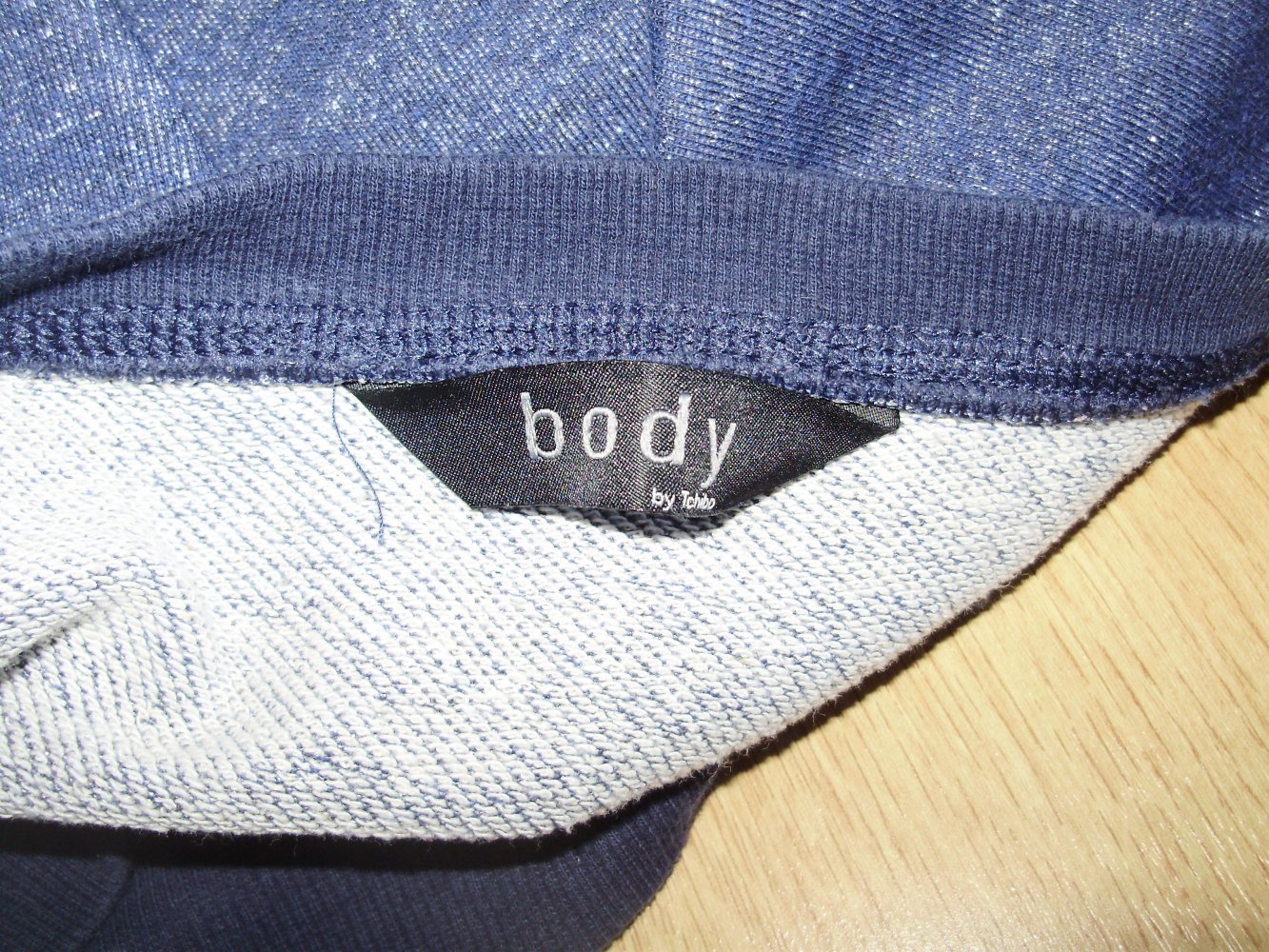Body by Tchibo Sweat blau Paillettendreieck Gr 36 / 38