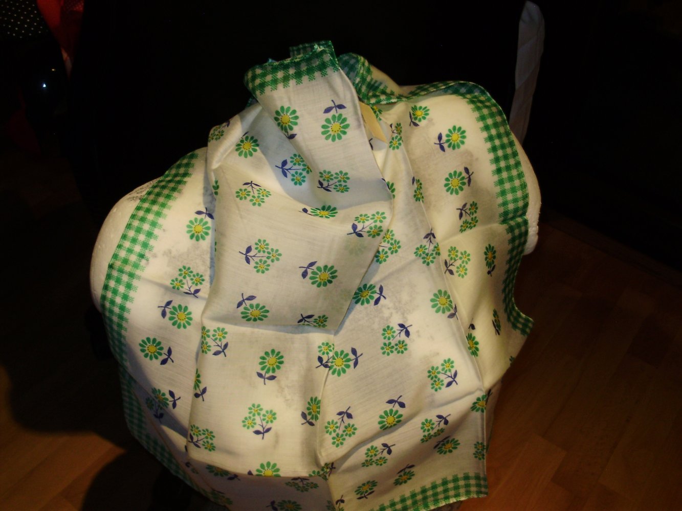 Tuch Vintage 60- er Jahre beige grün Blumen NEU 52 x 50 cm