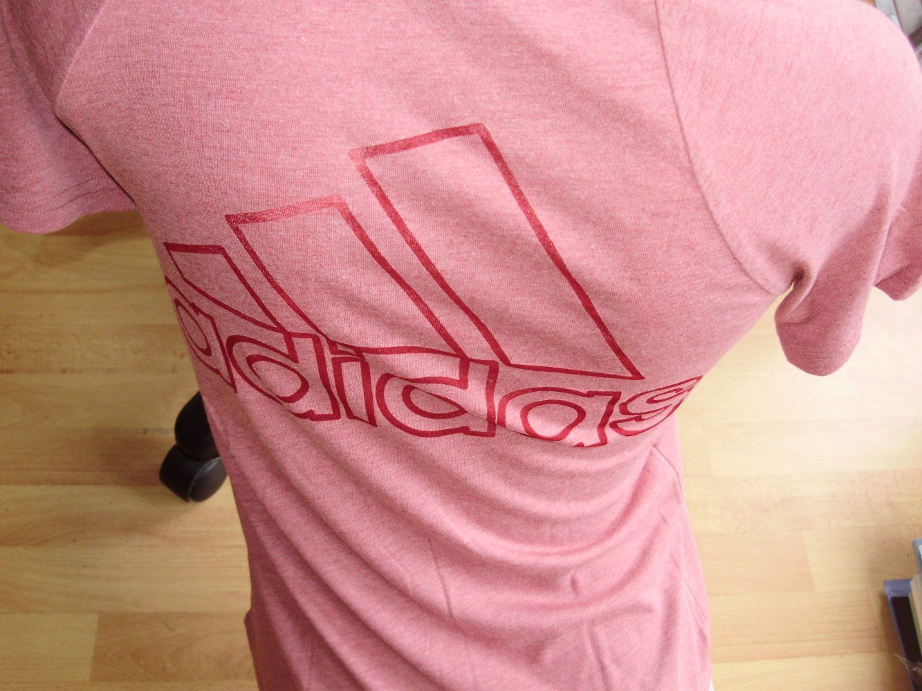 adidas Shirt rot V-Ausschnitt Labelprint S passend