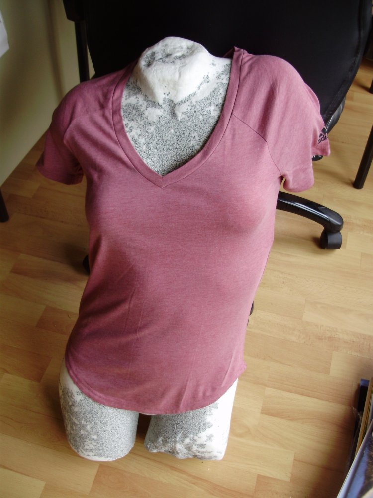 adidas Shirt rot V-Ausschnitt Labelprint S passend