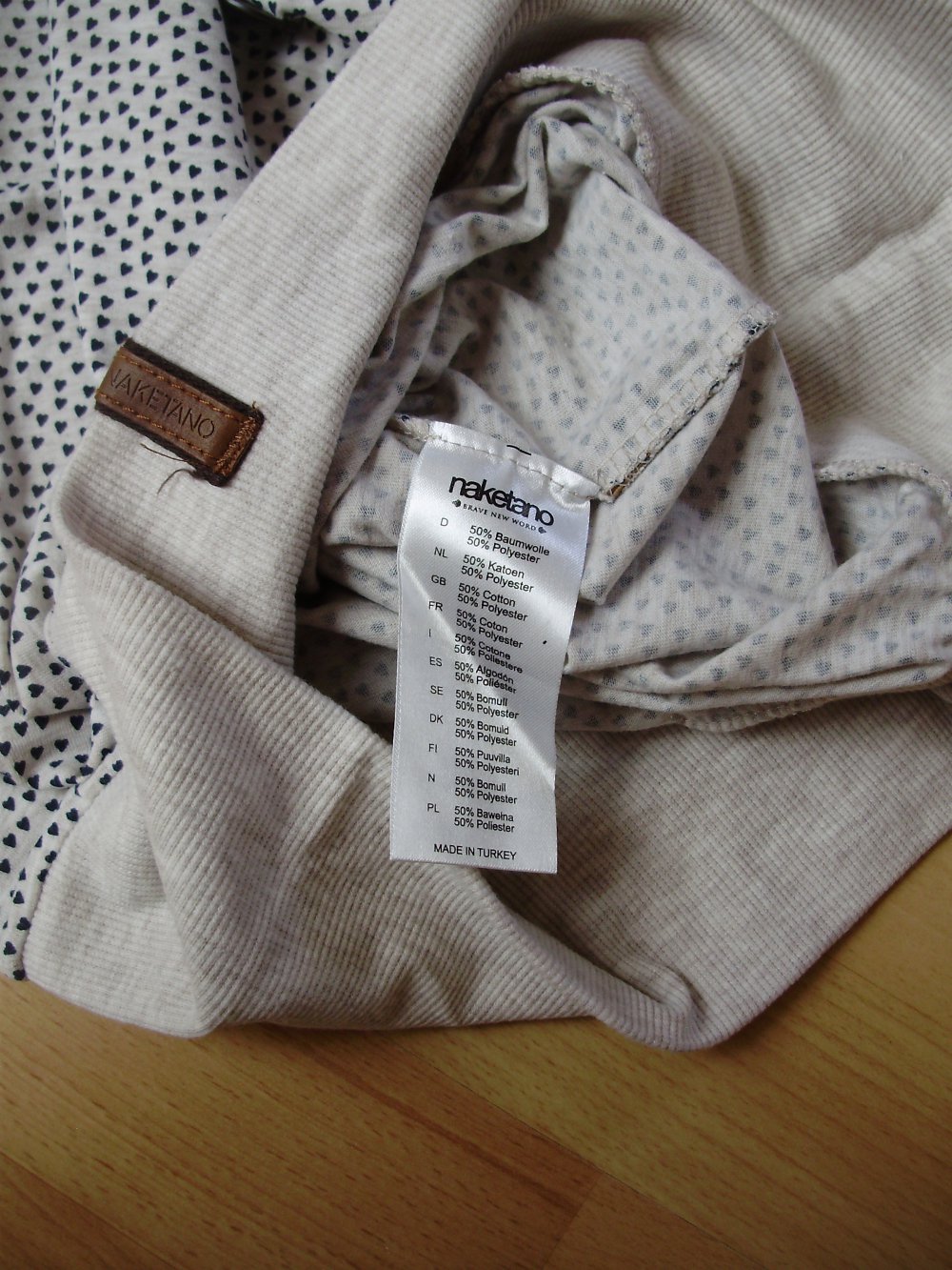 Naketano Shirt beige schwarze Herzchen allover breiter Bund XS = S wie neu