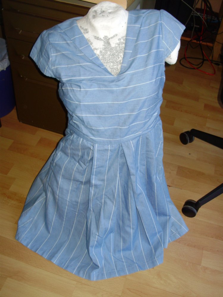 Louche London Kleid hellblau dezente Streifen gefüttert 12 = S/M