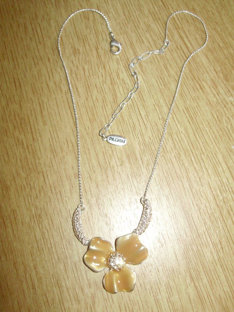 Pilgrim Kette silbern Blüte beige Glitzerstempel und Glitzerelemente 48 cm