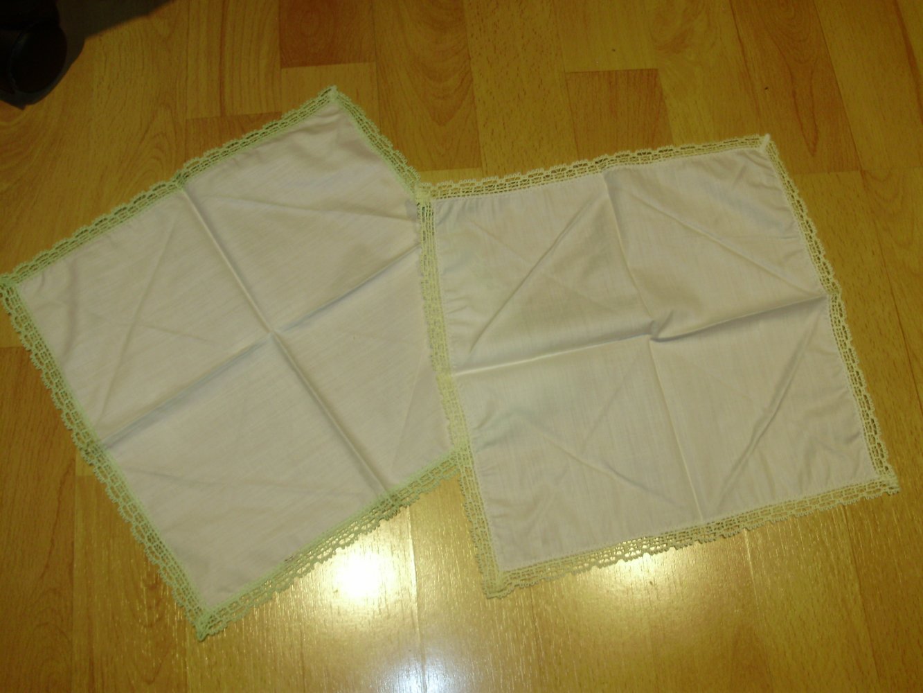 2 Taschentücher weiß mit Häkelspitze 60- er NEU