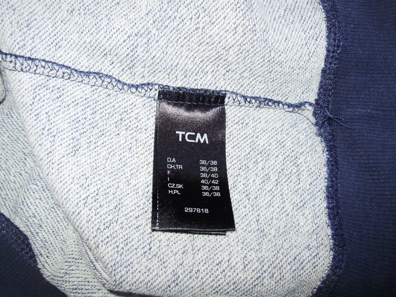 Body by Tchibo Sweat blau Paillettendreieck Gr 36 / 38