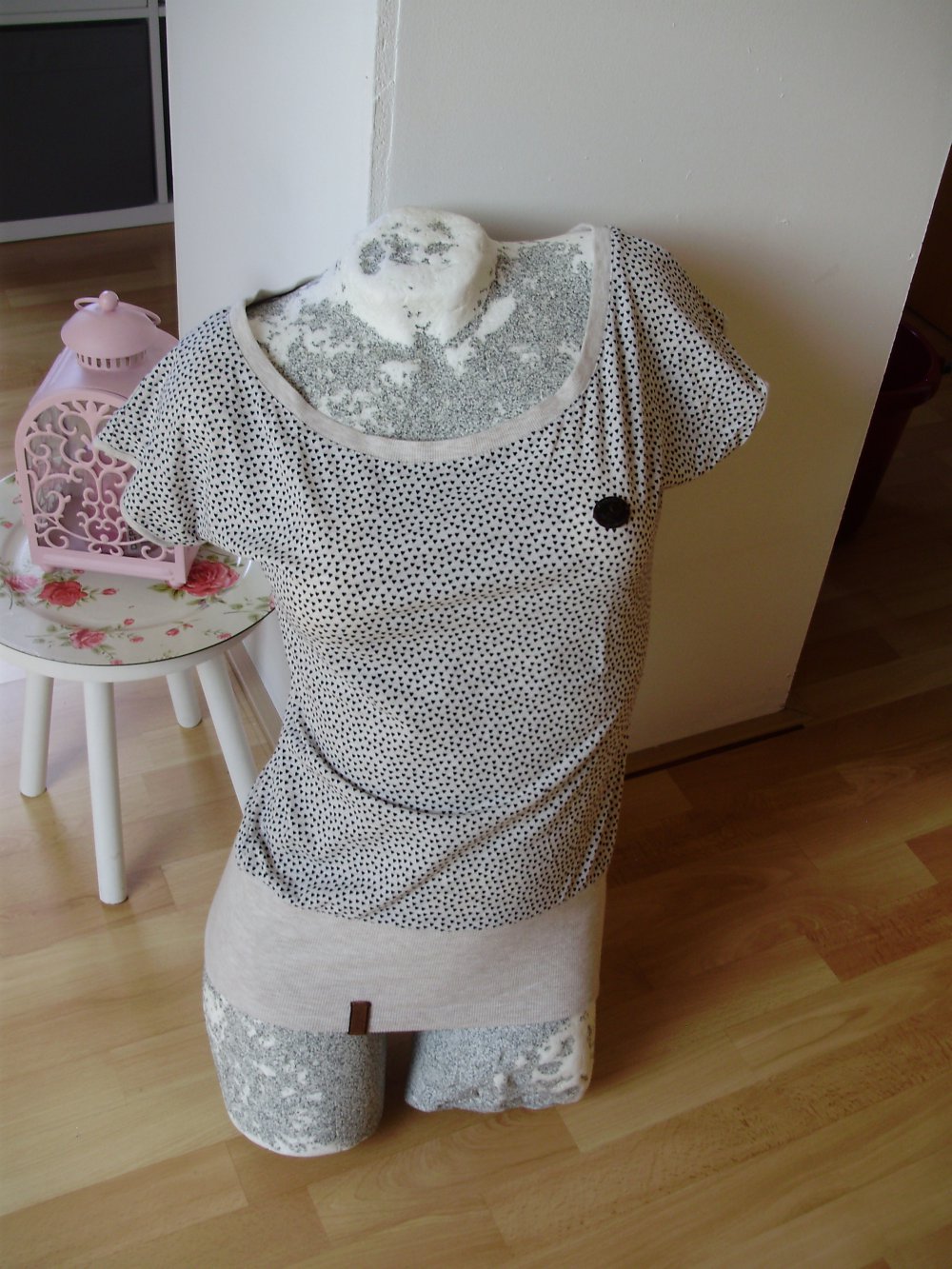 Naketano Shirt beige schwarze Herzchen allover breiter Bund XS = S wie neu