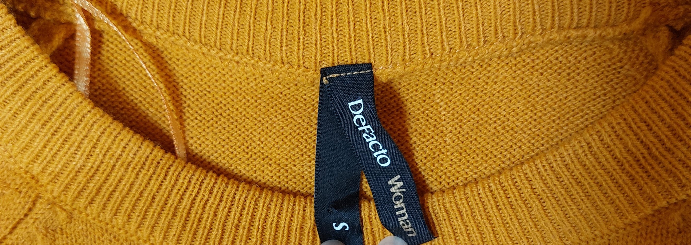 Senfgelber Pullover 