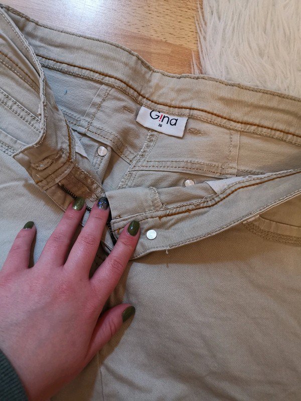 Beige hose mit Taschen