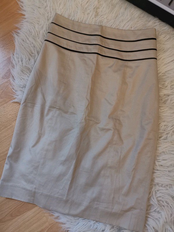 Beige nude bleistiftrock mit schwarzen details