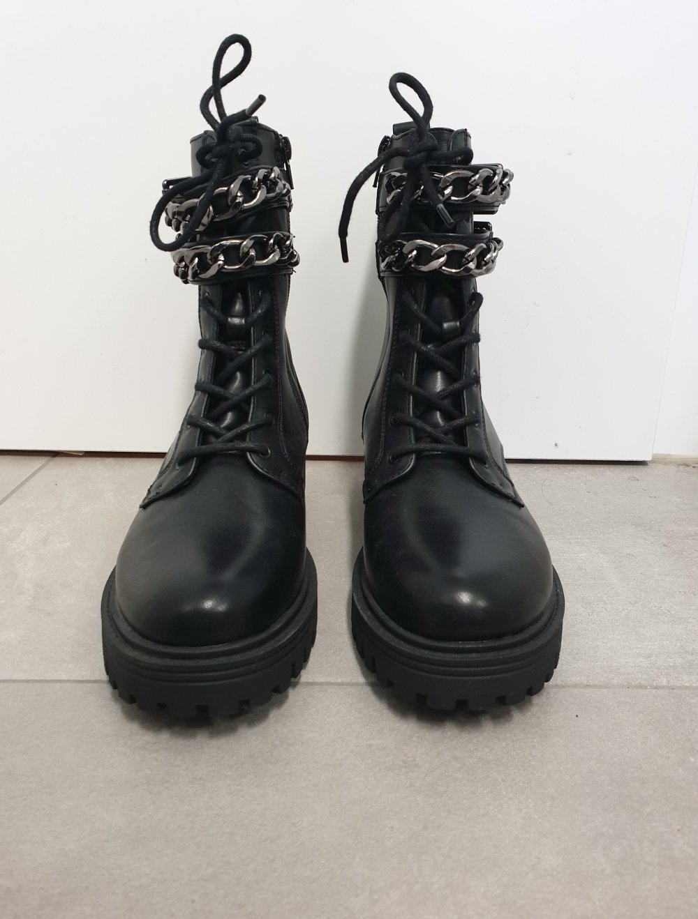 Neue schwarze Boots / Stiefeletten mit Ketten von Catwalk (Deichmann) in 38
