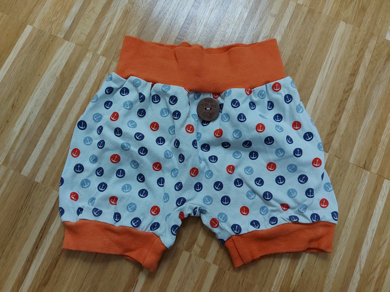 weiße Babyschlupfhose mit bunten Punkten und Ankersymbolen / Pumphose