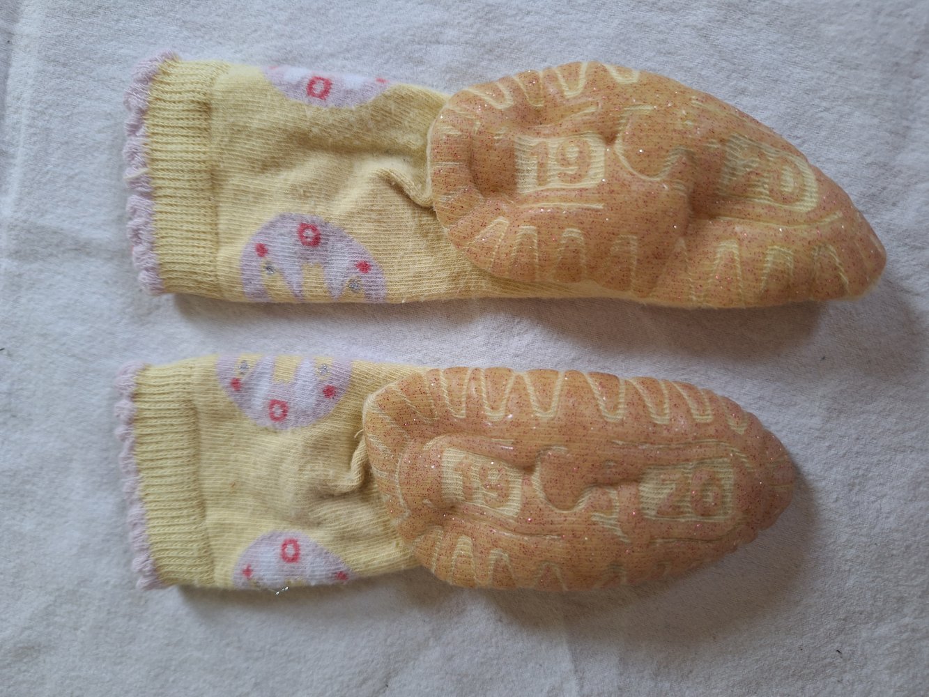 Gelbe Stoppersocken mit Schmetterlingen, Gr. 19-20
