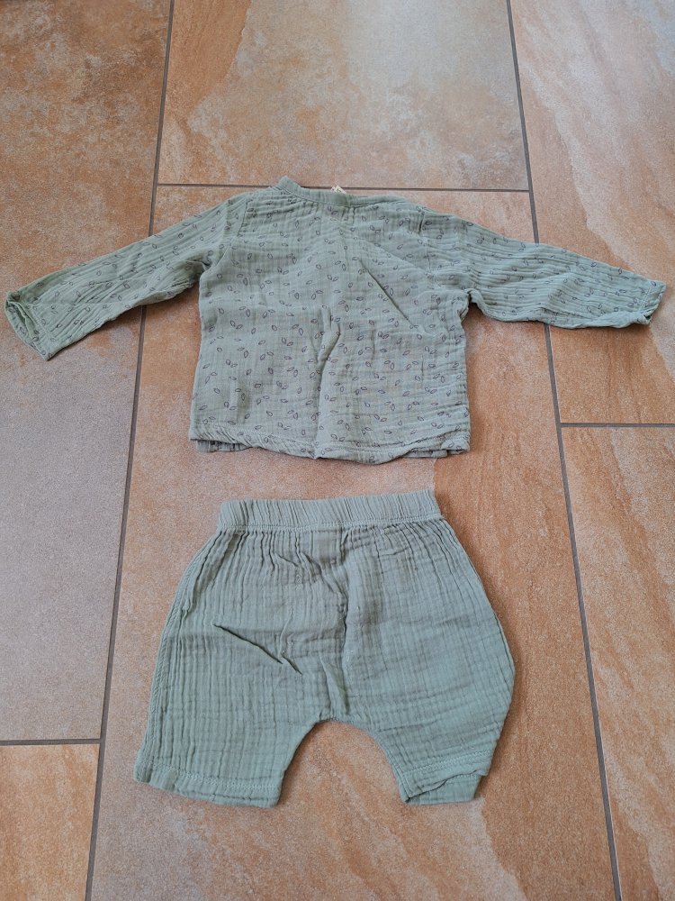 2-teiliges Musselinset: Wickeljacke und kurze Hose Gr. 86/92