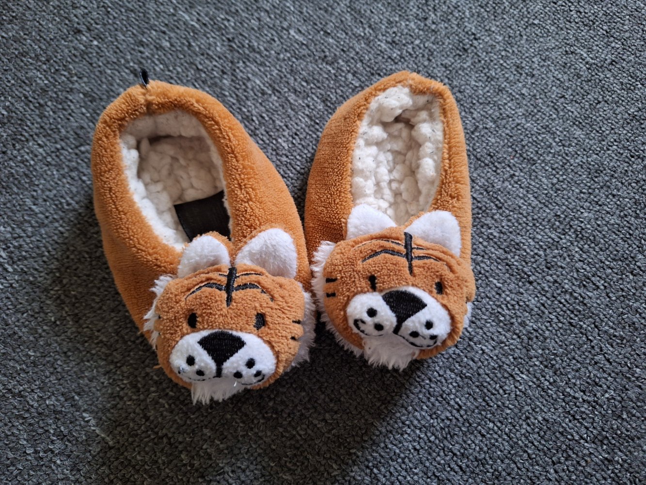 flauschige gefütterte Tiger-Hausschuhe Gr. 21/22