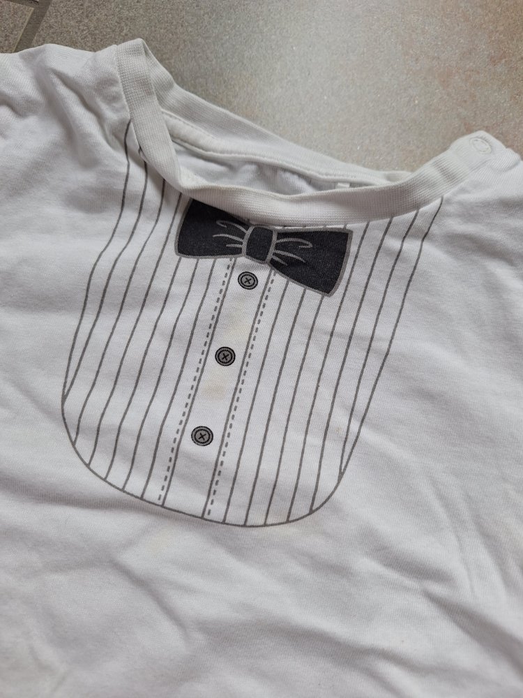 Weißes Langarmshirt mit aufgedruckter Fliege, Gr. 86