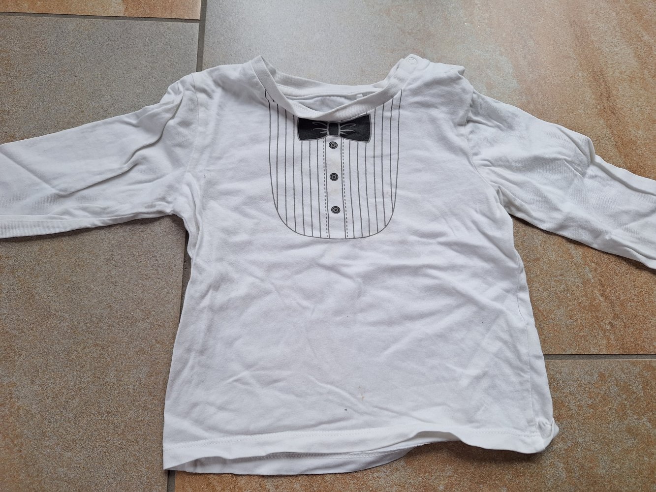 Weißes Langarmshirt mit aufgedruckter Fliege, Gr. 86