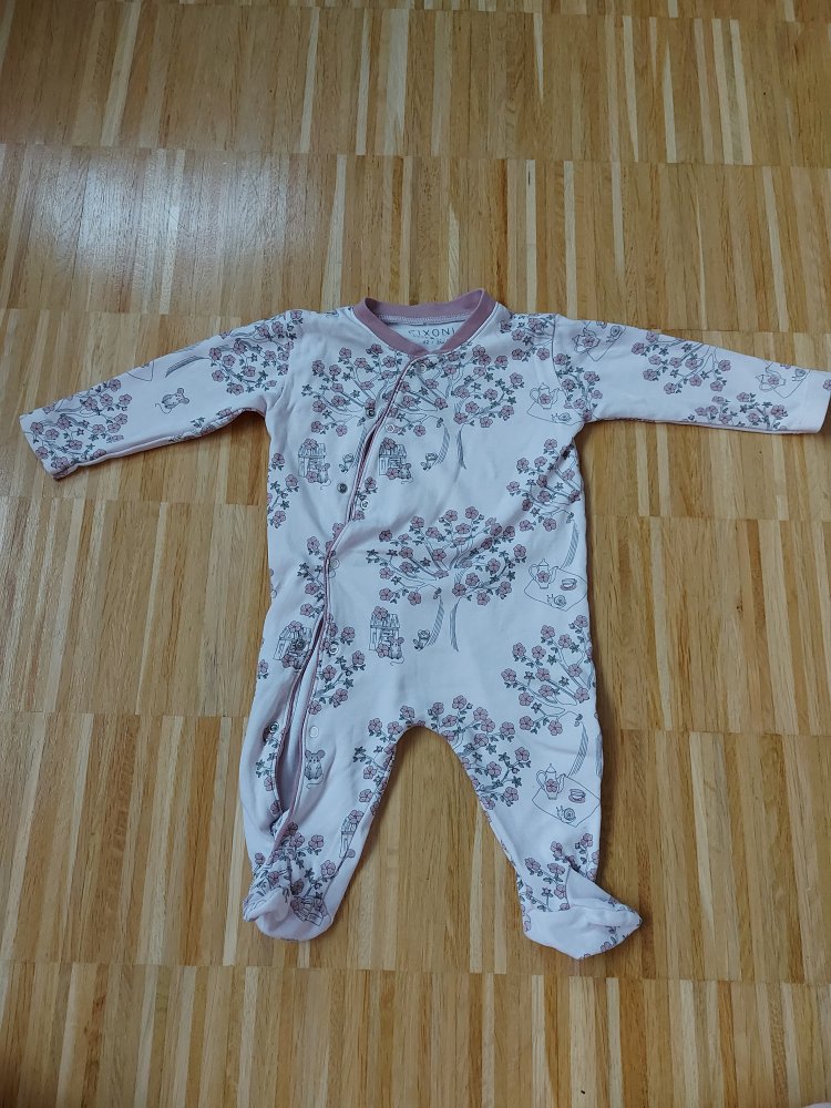 superschöner rosa Baby-Schlafanzug mit Mustervon Fixoni Gr. 62