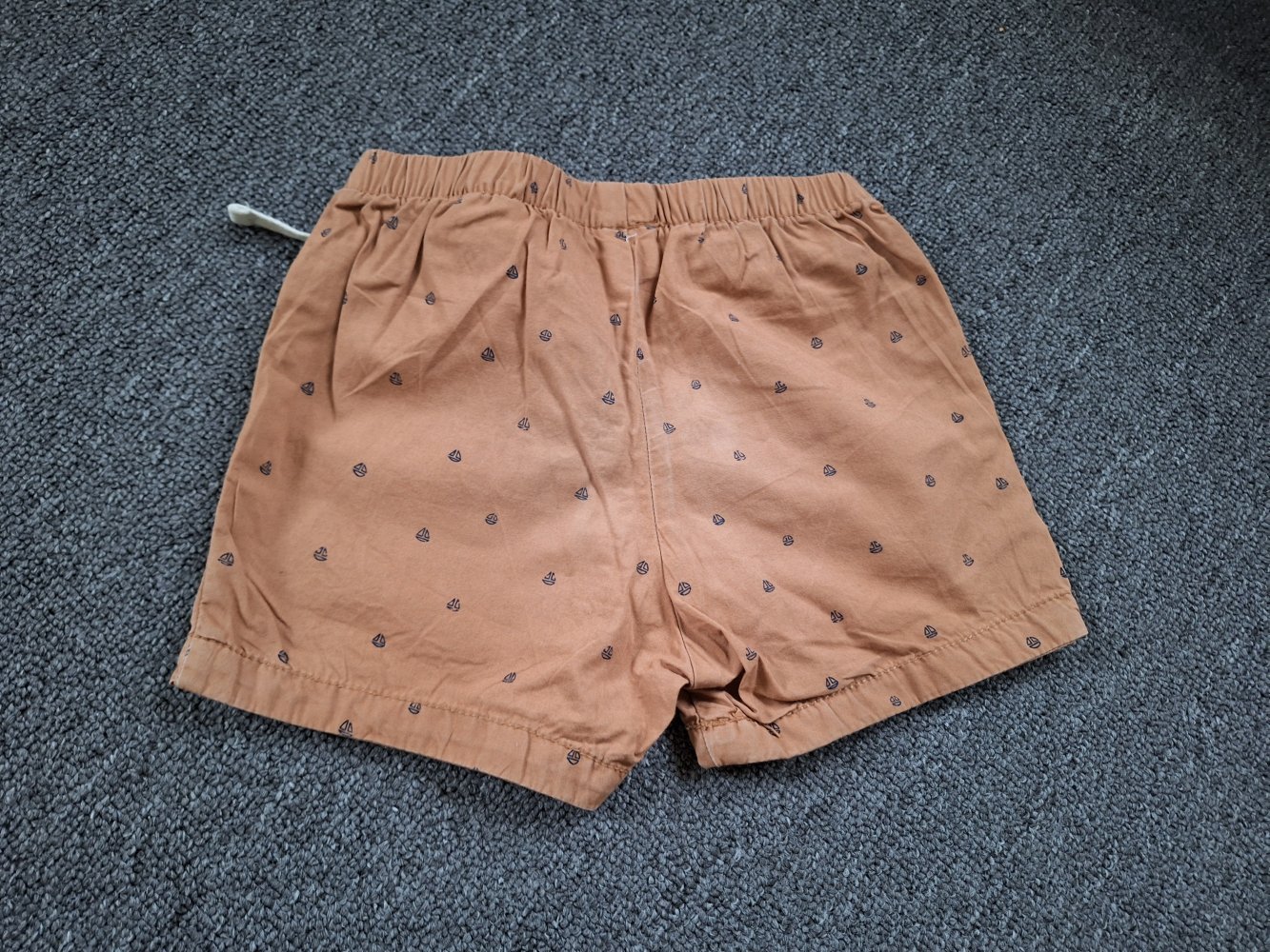 Braune kurze Hose mit Segelbooten, Gr. 80