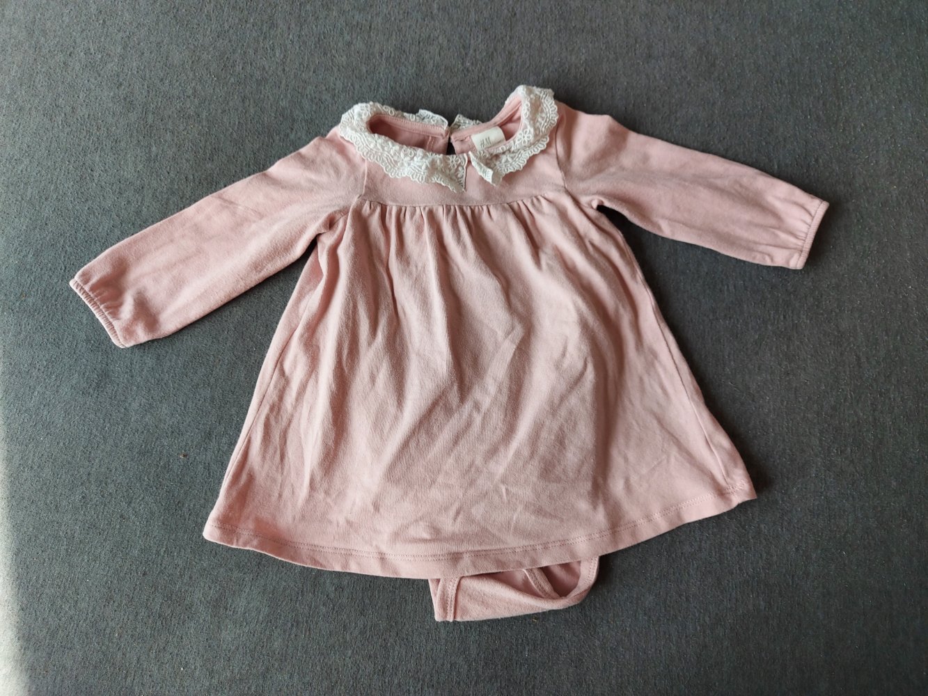 altrosa Bodykleidchen Gr. 68 mit niedlichem Spitzenkragen