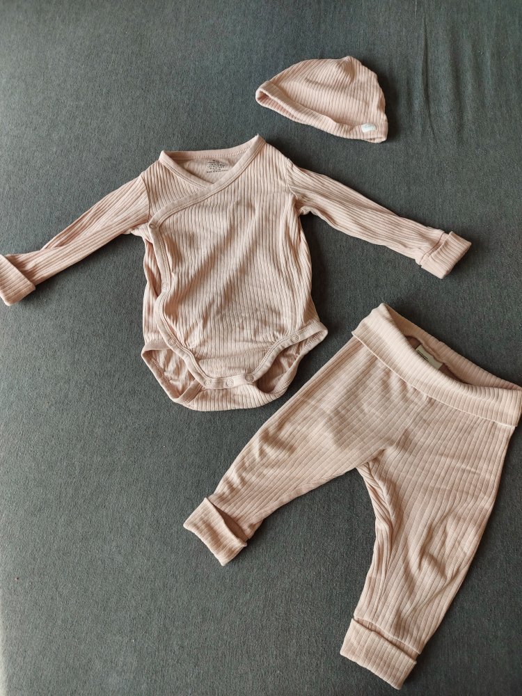 3-teiliges geripptes altrosa Bekleidungsset bestehend aus Wickelbody, Hose und Mützchen Gr. 74