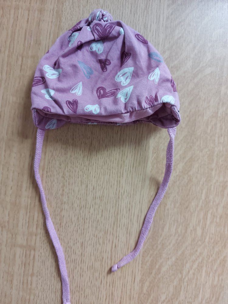 pinkes Erstlingsmützchen mit Herzen mit Schnüren Gr. 39
