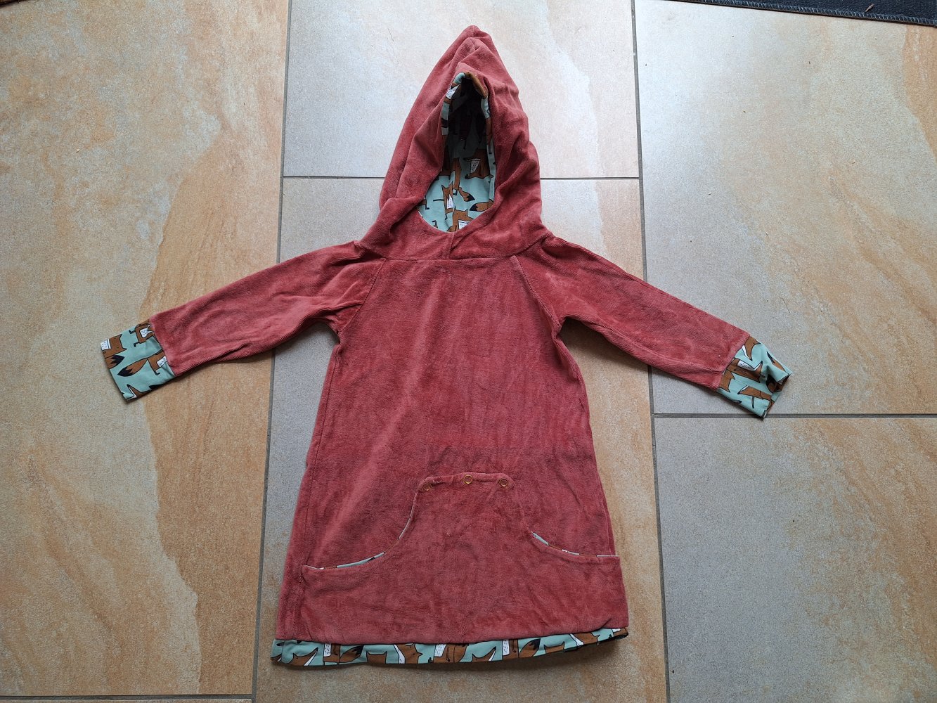 rotes selfmade Kapuzenkleid mit Fuchsmuster