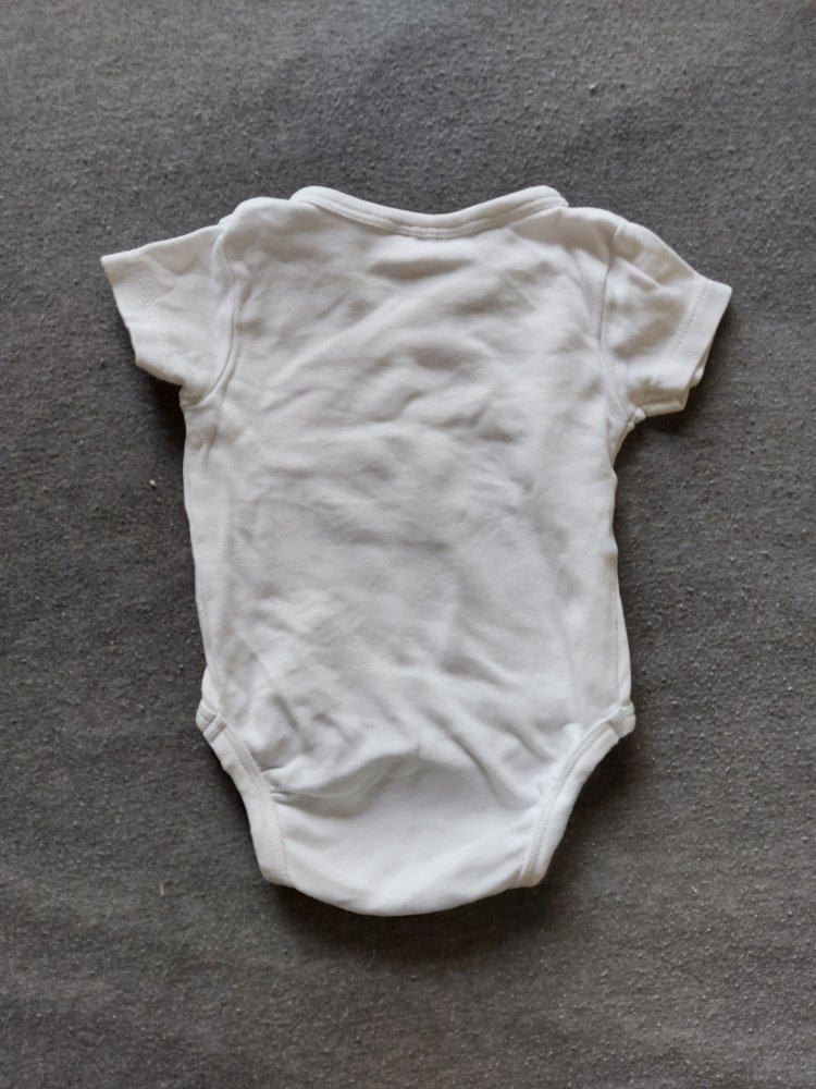 weißer Kurzarmbody mit Bärchenmotiv 