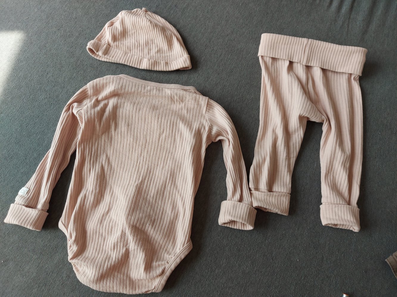 3-teiliges geripptes altrosa Bekleidungsset bestehend aus Wickelbody, Hose und Mützchen Gr. 74
