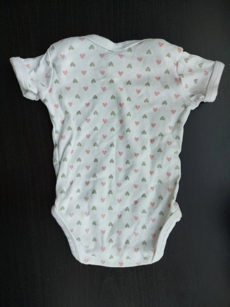 Niedlicher Kurzarmbody mit Herzmuster, Gr. 50/56