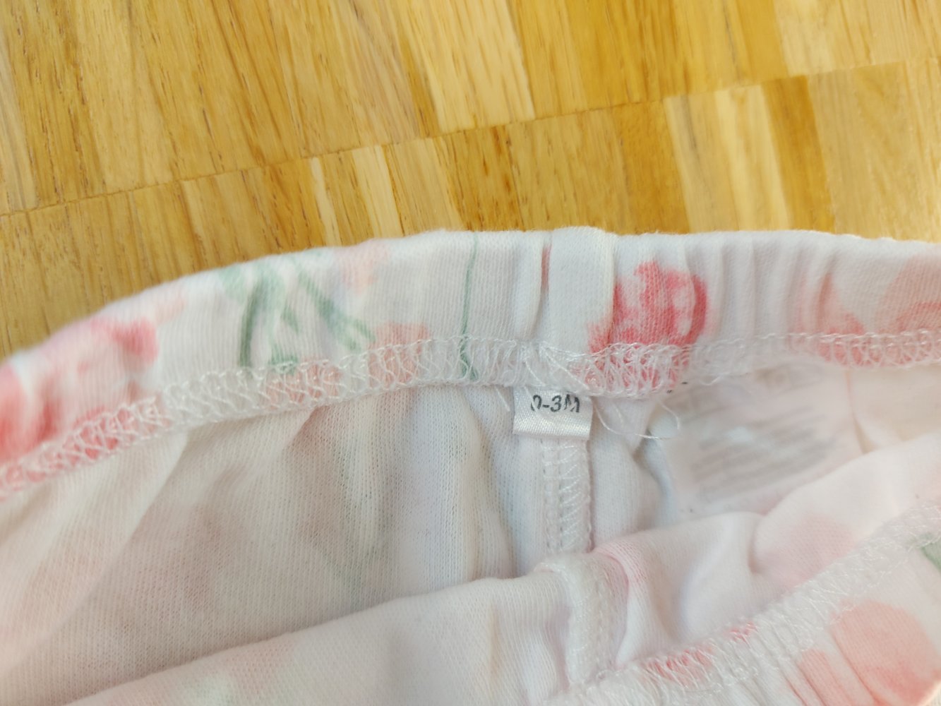 Süßes 3-teiliges Babygirlset: weiße T-Shirts und kurze Hose mit Blumenmuster und Schleife