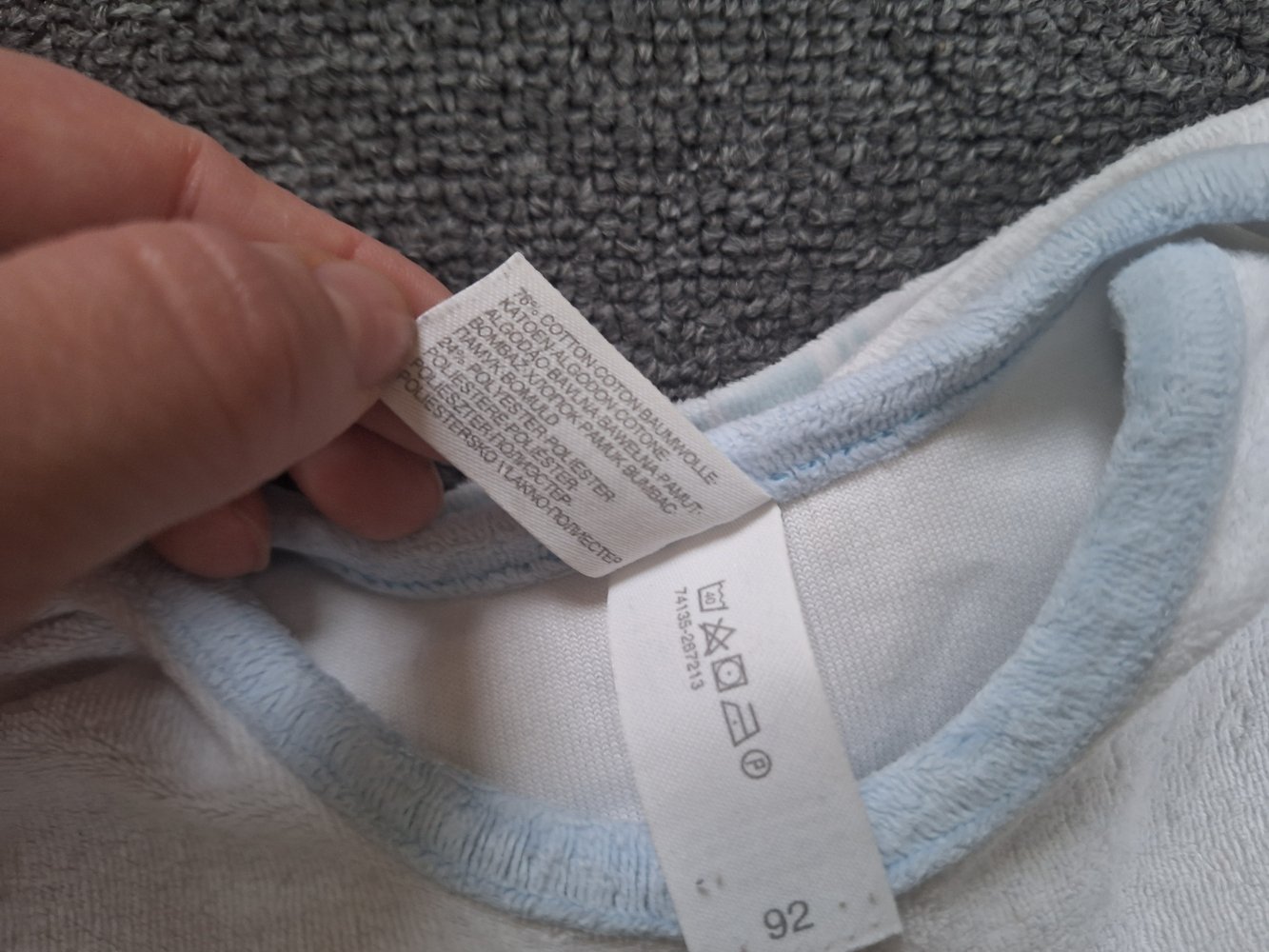 Weißes Langarmshirt mit Eisbär mit moustache, Gr. 92