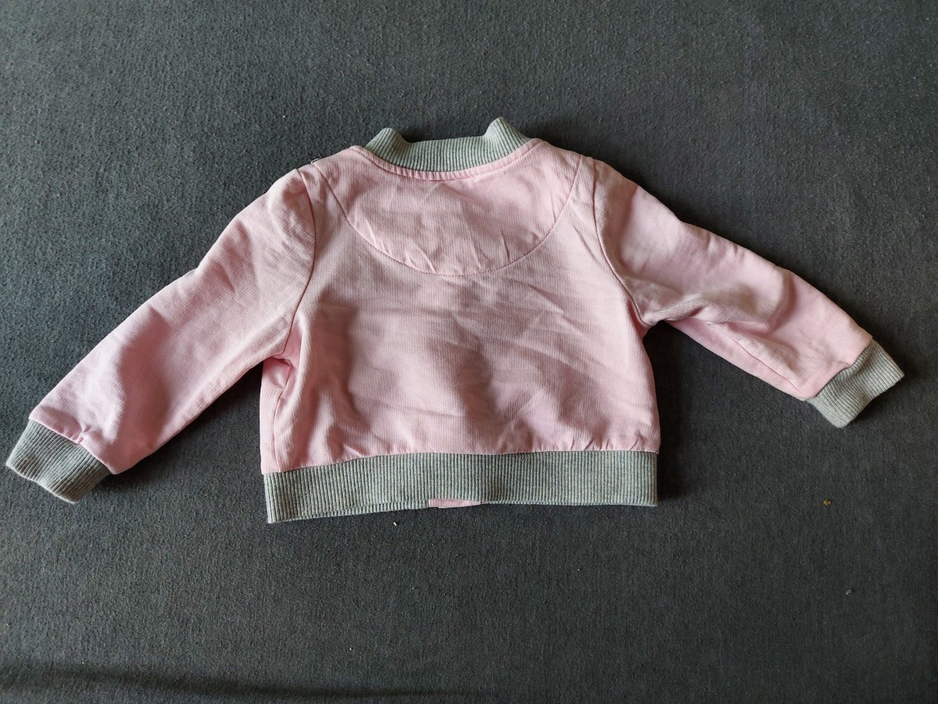 rosafarbene Babyjacke mit Mäusen