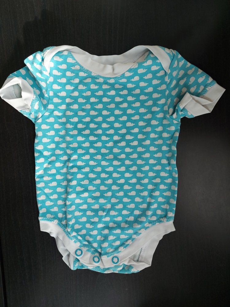 Kurzärmliger türkiser Babybody mit Walmuster