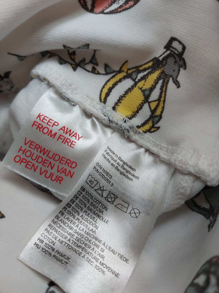 Weiße Babyhose mit breitem Bund und Füßchen und Heißluftballonmuster, Gr. 62.