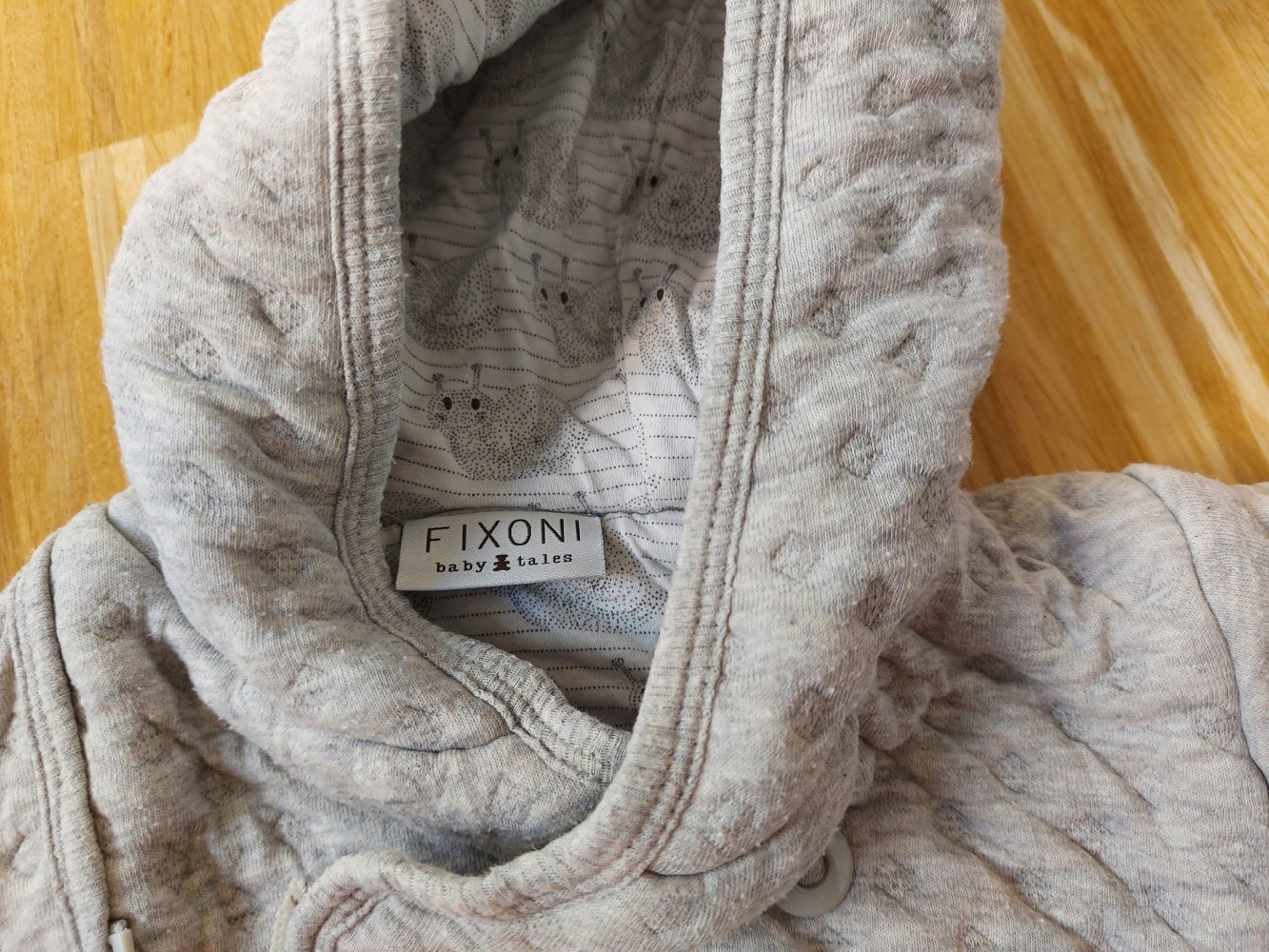 graue gefütterte Babyjacke mit Schneckenmuster innen und Kapuze, Gr. 62